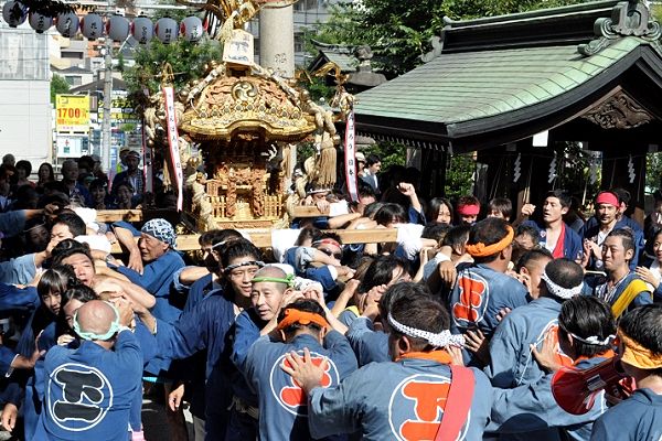 激しい神輿揉みでの参拝ご挨拶。'11.09.11.