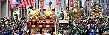 日本橋三越前を神田大明神渡御。'11.10.30.