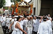 路地中休息所へ後ろ向きで入り込む。'11.10.02.