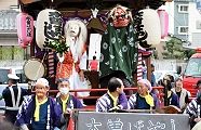 トラクターが牽引する木曽囃し屋台。'11.10.02.
