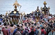 小動会神輿から順次浜に上がる。'12.01.15.