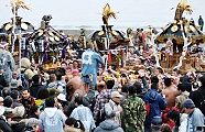 神輿揉みを激しく繰り返す担ぎ手。'12.01.15.