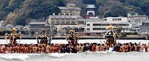 海中渡御を辺津宮の瑞心門が見守る。'12.01.15.