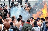 担ぎ手達もしばしの体温め。'12.01.15.