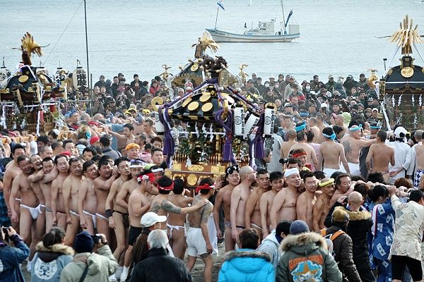 冷たき北風に耐えながら熱気の神輿揉み。'12.01.15.