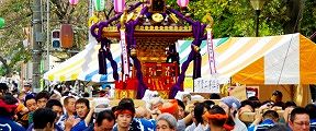 アトラクションロードを掻き分け巡行。'11.11.13.