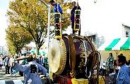 会場前で撥打ち続ける御太鼓。'11.11.13.