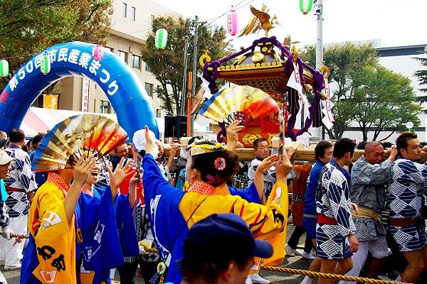 会場のゲート前を山車と神輿がすれ違う。'11.11.13.