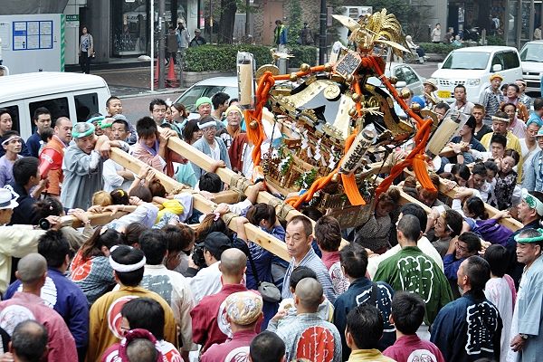 川崎道祖神の左右に振る神輿揉み。'11.11.06.