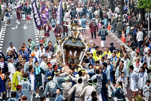 神輿パレードの先頭を行くドッコイ担ぎの翠鳳睦。'11.11.06.