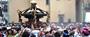 境内狭しと激しい神輿揉み。'12.01.01.