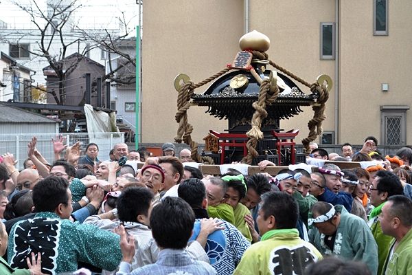 黒漆塗り屋根と千手桝組の元宿会神輿。'12.01.01.