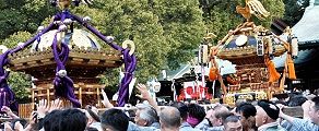 境内狭しと熱気の神輿揉み。'12.02.11.