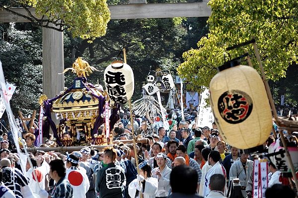 神輿パレード先頭の武蔵睦。'12.02.11.
