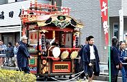 先導する手作り山車。'12.03.11.