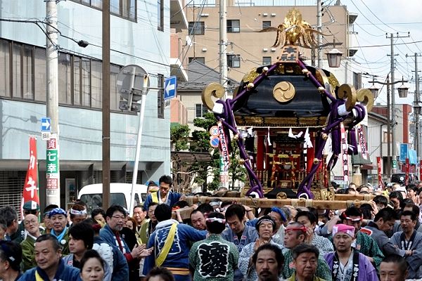 肌寒さを吹き飛ばすように威勢良い担ぎ手達。'12.03.11。