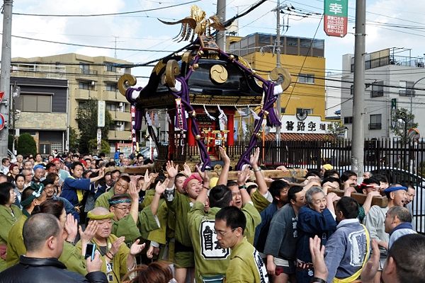 担ぎ手達喜びの雄叫び。'12.03.11.