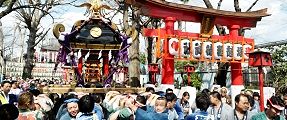 境内で肩慣らしの神輿揉み。'12.03.11.