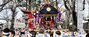 大神輿ゆえ宮出しは鳥居脇から。'12.03.11.