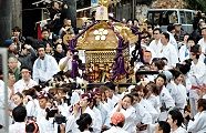 銅鳥居と大鳥居間は女神輿。'12.02.26.