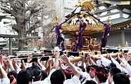 拝殿前で息合った差し上げ。'12.02.26.