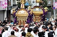 威勢よく連なって巡行。'12.02.26.