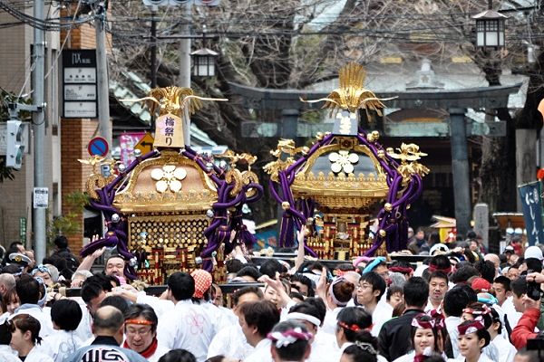 湯島天神銅鳥居前から二基発進。'12.02.26.