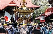 狭い境内ゆえ一揉みです。'12.04.15.