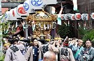 鳥居出ても狭い参道。'12.04.15.
