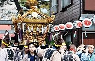 御太鼓の後をついてくる神輿。'12.04.15.