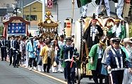 五日市街道をゆったり渡御。'12.04.15.