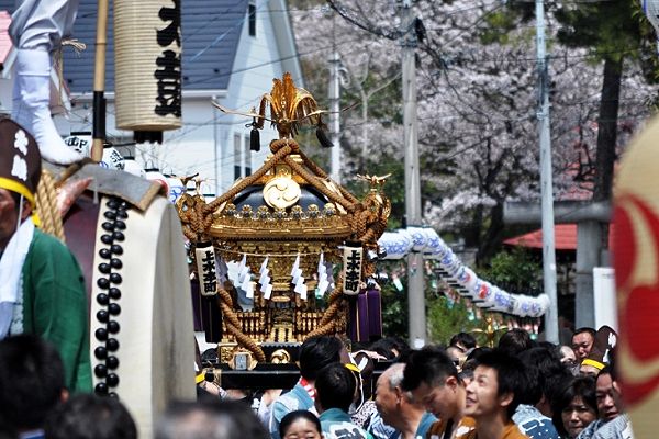 狭い参道を御太鼓が神輿を先導の宮出し。'12.04.15.