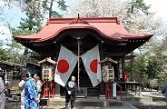 桜を背に趣ある村社。'12.04.15.