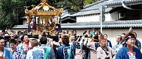 静かな路地中に担ぎ手の掛け声が響く。'12.04.15.