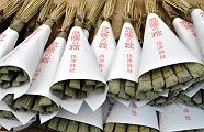 門口に吊るす厄除け粽。'12.04.08.