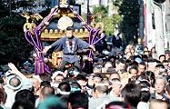 参拝の権現参道に入る。'12.04.08.