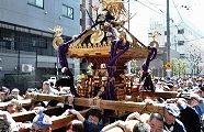 白木の担ぎ棒で外は丸太。'12.04.08.