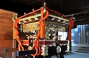 総漆塗りの極彩色の宮神輿。'12.04.08.