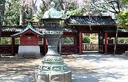 棟門造りの西門も重文。'12.04.08.