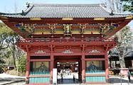 楼門の右の隋身は水戸光圀だとか。'12.04.08.