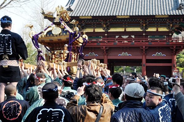 社殿前の唐門で差し上げご挨拶。'12.04.08.