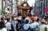 担ぎ手のバランス悪く傾き直らず。'12.04.08.