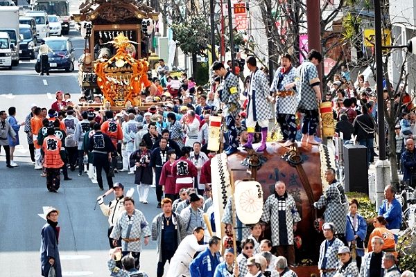 川崎街道を連なって渡御する。'12.04.01.