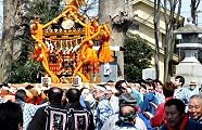 大欅鳥居前で雄叫び。'12.04.01.