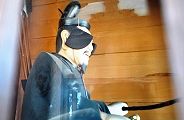 格子の隙間から覗く随身倚像。'12.04.01.