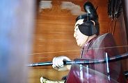 ガラス越しの随身倚像。'12.04.01.