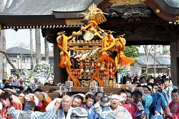 きらびやかな宮神輿の春一番の渡御。'12.04.01.