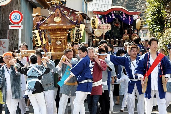 村落から秋川街道に出てきた祭礼隊。'12.03.25.