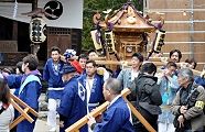 社殿前からの担ぎ出し。'12.03.25.