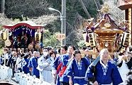 山車のお囃子と獅子舞は続く。'12.03.25.